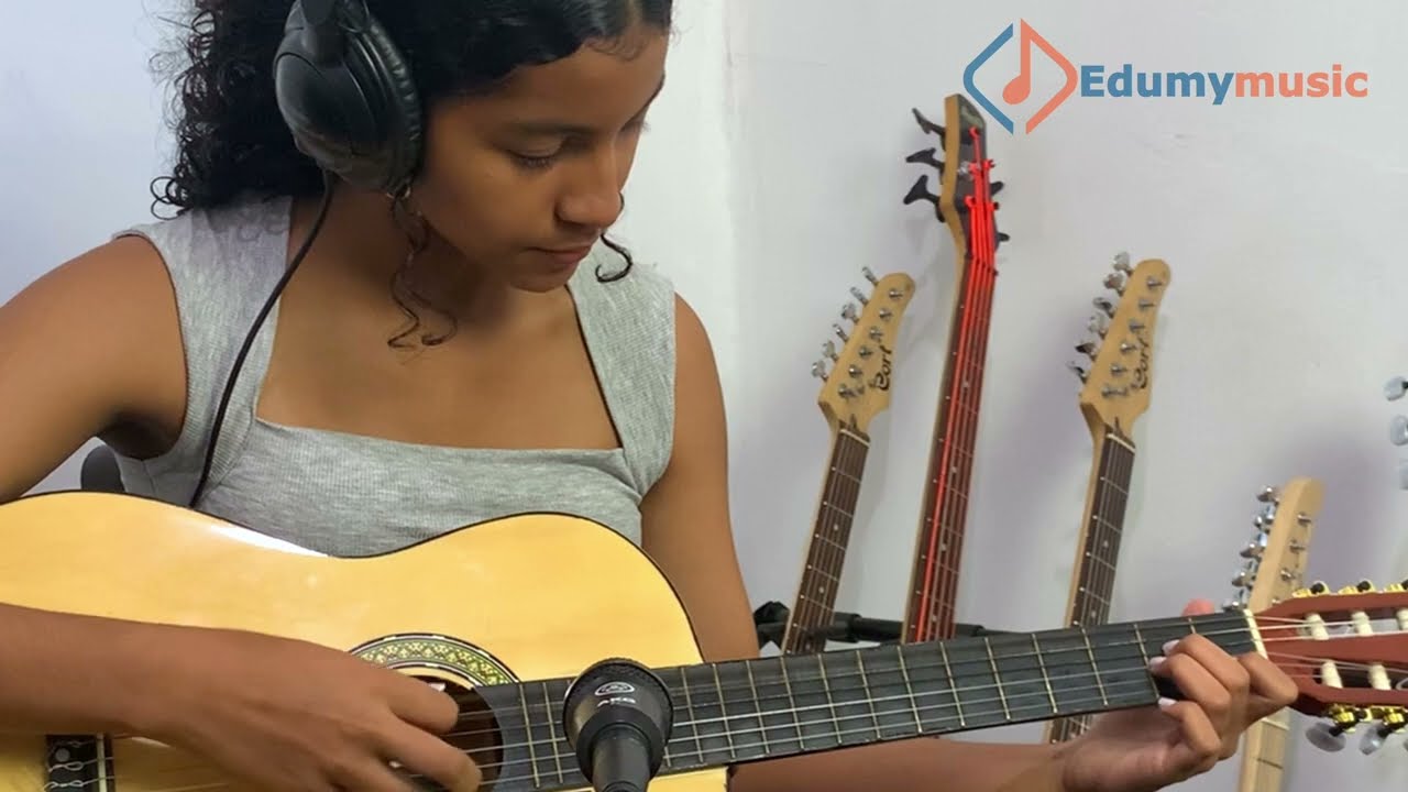 Alumna cantando en escenario con micrófono