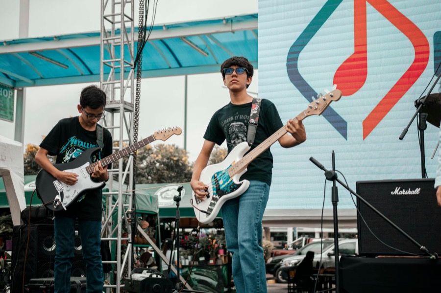 Alumnos en ensamble de banda completa